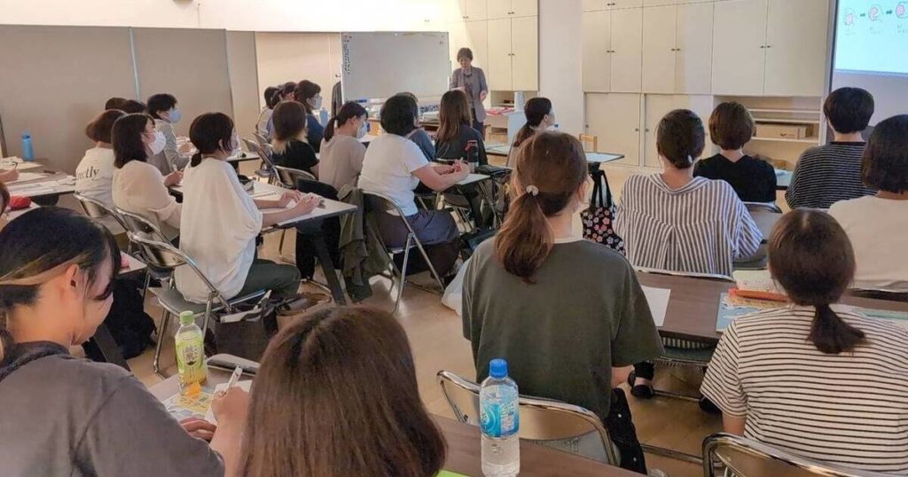 保育士・栄養士の方向けお箸の持ち方出張講座の様子