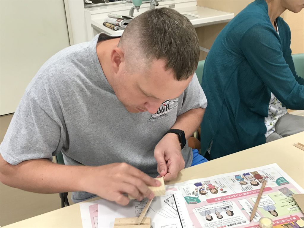 外国人向け日本の箸づくりのワークショップの様子