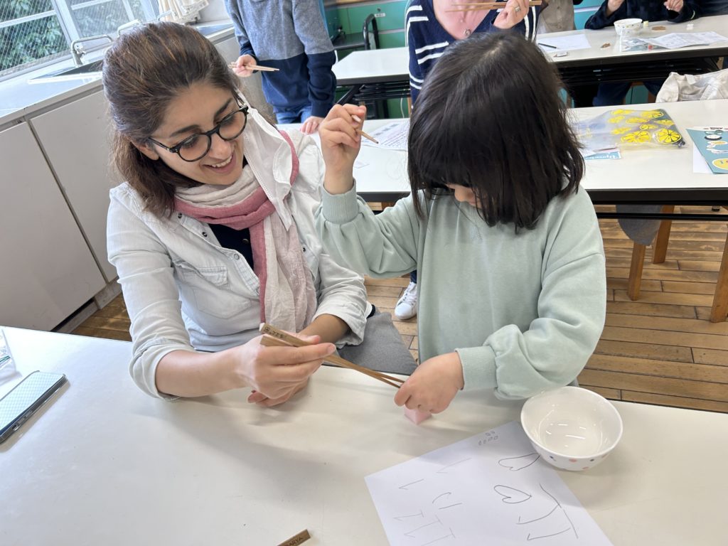 外国人の子ども向け日本のお箸の使い方講座